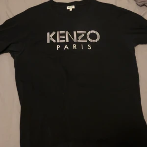 Kenzo T-shirt - Tröjan är i väldigt bra skick och är inte använd mycke alls, nypris runt 1200kr