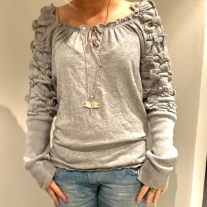 Tröja med broderier  - Säljer nu denna Såå fina gråa tröja. Tröjan har svin fina ”broderier” på ärmarna och även ett snöre på framsidan🩶🩶 Skriv för frågor 