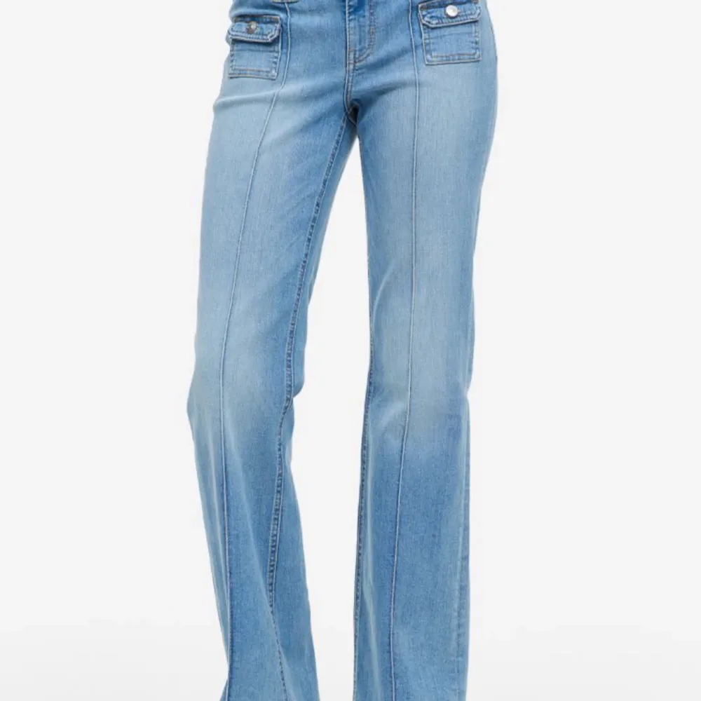 Aldrig använda, med lapp kvar. Storlek 34z    Så fina eftertraktade jeans från H&M, som inte länge går att köpa på hemsidan. Säljer då de är för långa för mig. . Jeans & Byxor.