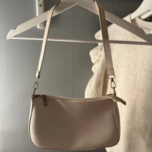 Väska - Säljer pågrund av att den aldrig används, sömnen har släppt lite på ett ställe men inget som egentligen stör. Annars går det lätt att sy till (se bild 3)