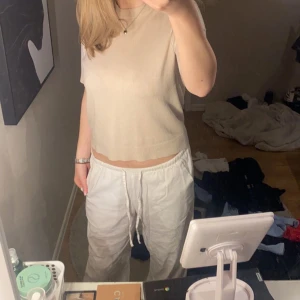Linnebyxor - Dessa linnebyxor är i bra skick, inga fläckar eller hål nånstans❤️ jätte fina till sommaren.  Har inte använt så många gånger. Originalpris: 400  Skriv om ni har frågor!