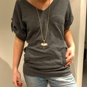 Tröja  - Grå as snygg lite tjockare kortärmad tröja! Perfekt nu inför våren. Tröjan har en ficka på framsidan och band vid ärmarna. Skriv för frågor💕