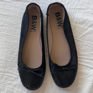 Svarta ballerinaskor: ormskinn, rosett  - Stilrena ballerinaskor med fina detaljer! Inga tydliga slitningar💕