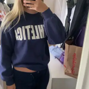 Mörkblå sweatshirt med trycket ”athletica” storlek xxs men lite oversized