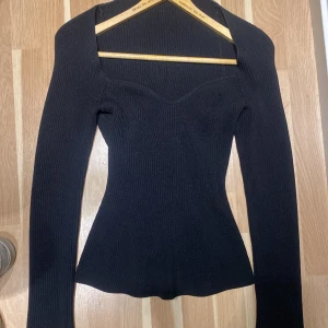 Svart topp - Svart skiiiitsnygg topp köpt på H&M får några år sedan. Använd ungefär 2 gånger. Strl S men sitter som M. Sååå snygg till fest eller middag! Superbra skick och tjockt fint material. Skriv om ni har funderingar!💕