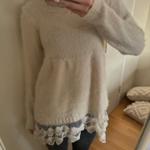 Beige stickad tröja  - Säljer en jättesöt beige lite längre stickad tröja!
