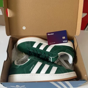 Adidas Campus 00’s ’Dark Green White’ - 37 1/3 & 39 1/3  Finns i Lund/Malmö för meetup. Kan även fraktas!