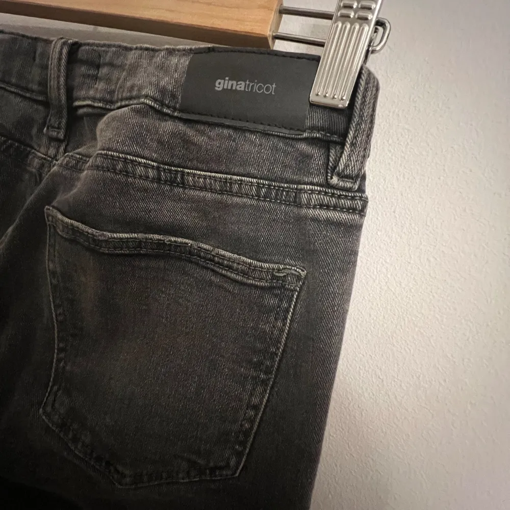 Jättefina svarta jeans från Gina tricot. Inga defekter och sällan använda, och det är även därför jag säljer. Priset kan diskuteras. Skriv för med bilder!💕(nypris 359kr). Jeans & Byxor.