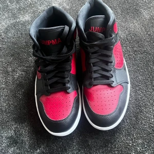 Jordan Jumpman - Helt nya oanvända skor. Tvärfeta och säljs då dem inte kom till användning och passar inte. Skick 10/10 inga defekter eller smuts. Priset är ej hugget i sten och hör av vid frågor eller fler bilder.
