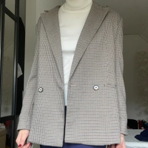 Rutig kavaj  - Nästan aldrig använd, som ny! Perfekt nu till våren.