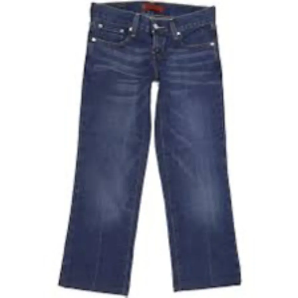 Ett par utsvängda low waist levis jeans i modellen eve cut 557 som är en snygg bootcut modell. Har använts ett par gånger men alltid varsamt omhändertagna. Midjemått är ca 42 och innerbenslängden är ca 78 cm. Färgen på andra bilden är mer accurate!💓. Jeans & Byxor.