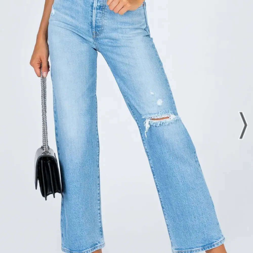 Sparsamt använda Levis jeans  Modell Ribcage straight ankle W25 längd 29 Köpta för 1199:-. Jeans & Byxor.