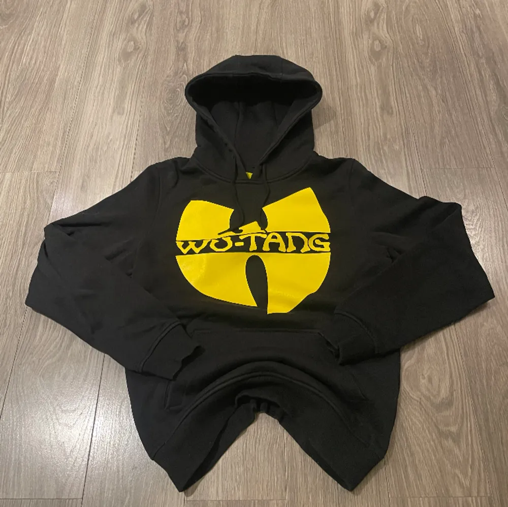 Vintage Wu tang hoodie. Mycket bra skick. Nypris ca 700kr. Skriv för frågor eller mått.. Hoodies.