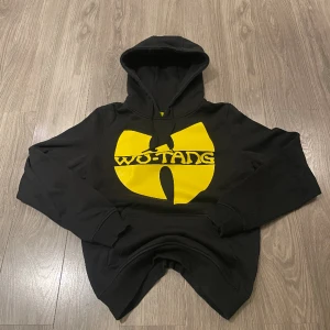 Wu tang hoodie - Vintage Wu tang hoodie. Mycket bra skick. Nypris ca 700kr. Skriv för frågor eller mått.