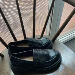 Svarta loafers med platå från H&M, knappt använda ❤️