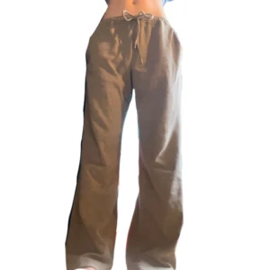  mjukisbyxor - Jättefina mjukisbyxor i storlek M! Är dock justerbara i midjan så funkar för både större och mindre storlekar.  Är 172 cm och byxorna går precis till marken på mig😊