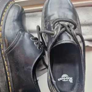 Dr Martens i stlk 38 säljes. I princip princip oanvända så måste gås in. Kan lämnas på Södermalm i Stockholm eller i Bredäng.