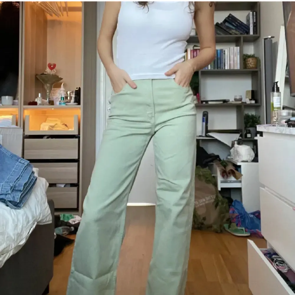 Pastellgröna straight jeans, lapparna kvar på💖Frakt tillkommer📦. Jeans & Byxor.