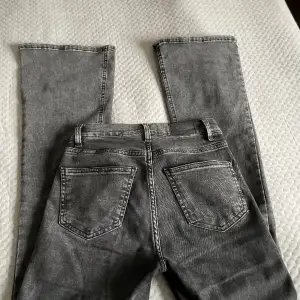 Grå lågmidjade jeans från Gina med bootcut. I mycket bra skick och använda få gånger. Storlek 34 men skulle säga att det är en 34/36💞