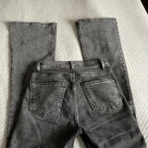 Lågmidjade jeans - Grå lågmidjade jeans från Gina med bootcut. I mycket bra skick och använda få gånger. Storlek 34 men skulle säga att det är en 34/36💞