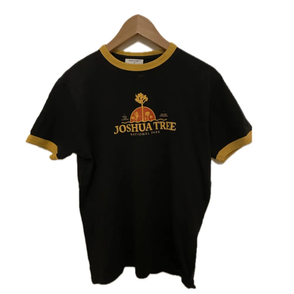 Svart t-shirt med ”joshua tree national park”- tryck. Köpt på carlings, märket är Vailent. Inte använd många gånger så den är i väldigt bra skick. . T-shirts.