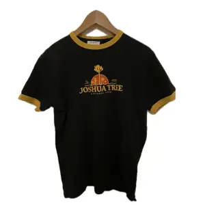 Svart t-shirt med ”joshua tree national park”- tryck. Köpt på carlings, märket är Vailent. Inte använd många gånger så den är i väldigt bra skick. 