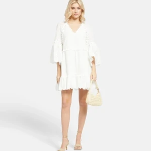 Studentklänning  - Superfin klänning från By Malina, aldrig använd då jag tänkte ha den till studenten i sommar men köpte istället en annan!  Nypris 2800kr 