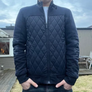 Stilig cardigan - Riktigt stilig cardigan som är perfekt nu till våren. Den är i fint skick. Storlek M passar även S. PRIS KAN DISKUTERAS, skriv vid minsta intresse så löser vi en deal😀 Mvh Stiloo Closet