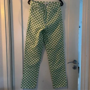 Grön/vit rutiga jeans  -  Grön/vit rutiga jeans i storlek 36 ifrån Bershka. Är i bra skick, säljer pga att de inte kommer till användning! Pris kan diskuteras vid snabb affär💚
