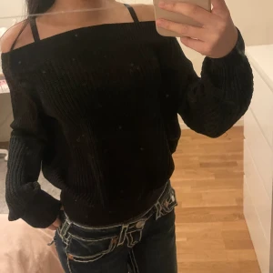 stickad tröja - svart stickad off-shoulder 💕 kolla mina andra inlägg för liknande plagg!