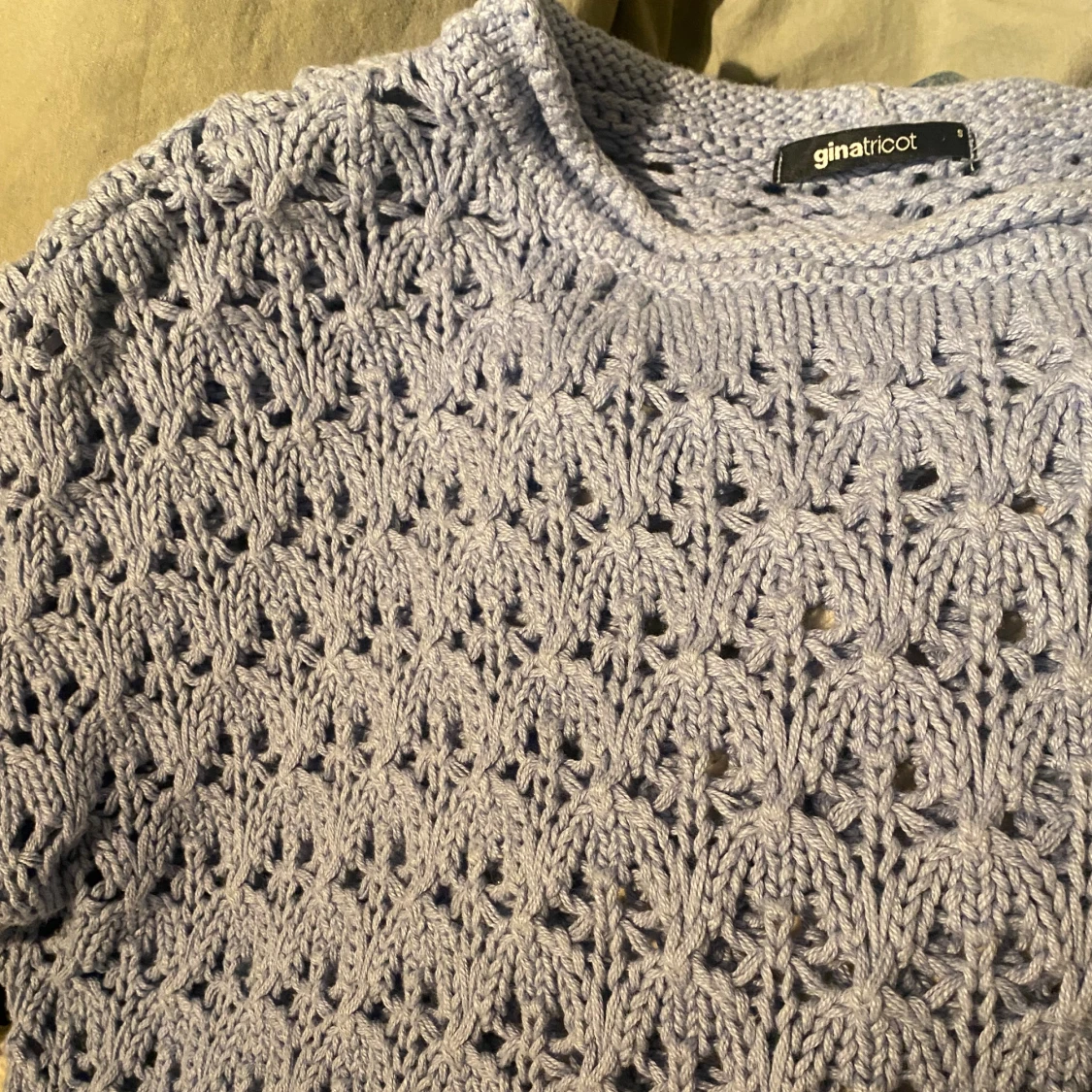 Stickad tröja med hål - 90