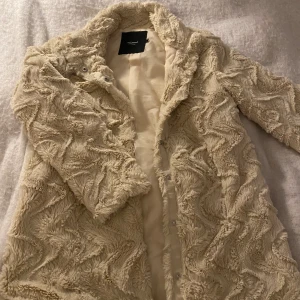 Mysig vår jacka - Jätte mysig och fin jacka. Helt oanvänd alltså ett bra skick😊 