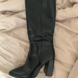 Svarta stövlar  - Super snygga svarta klackar 