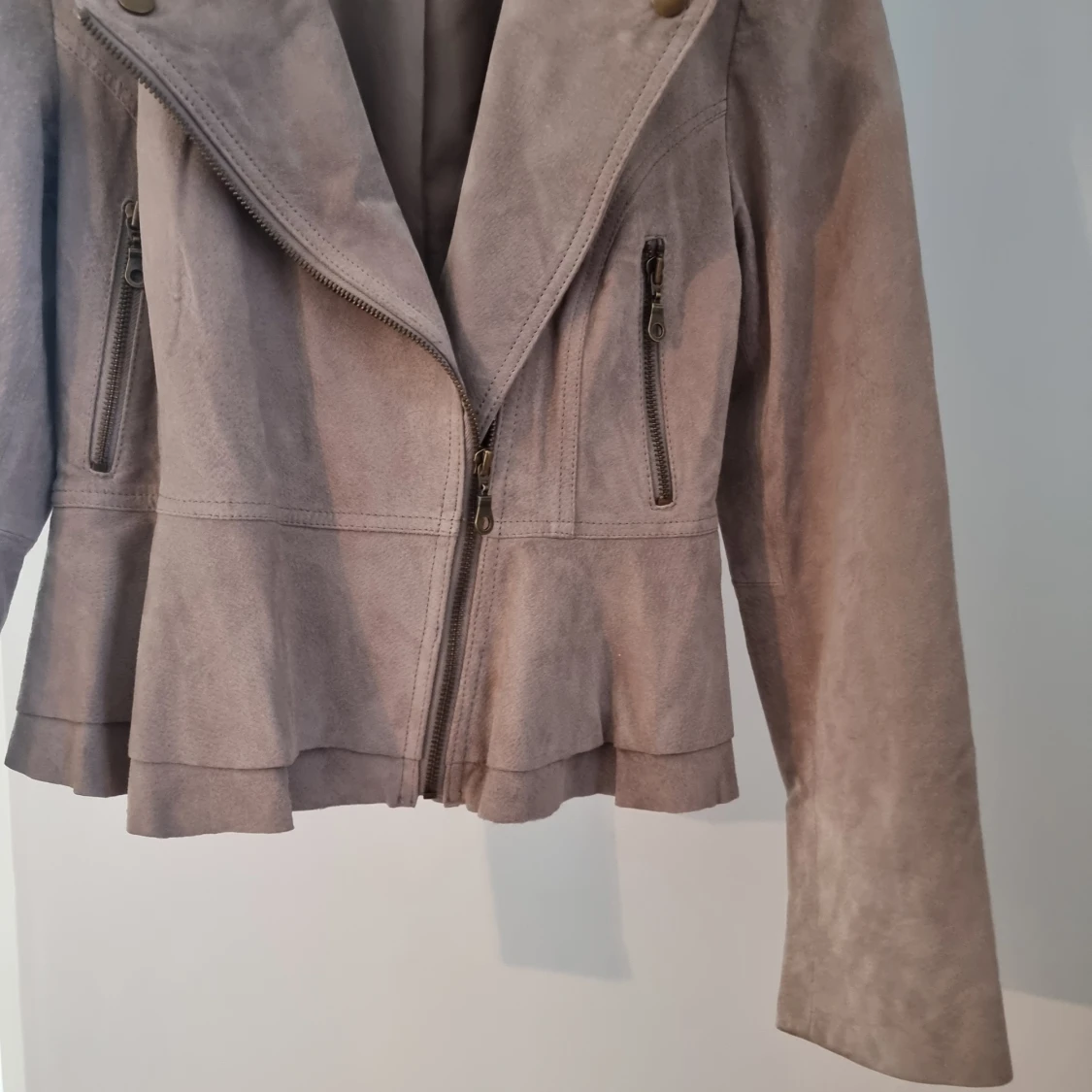 Ljusbeige jacka i mockaimitation - 90