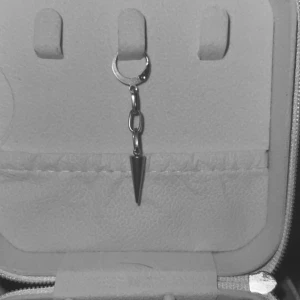 spike rival🤍 - säljer dessa jättesnygga örhängena, de säljs styckvis och de är i rostfritt stål 