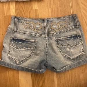 Söta midwaist shorts med coolt broderi på fram och baksidan! Köpta här på Plick. Inga defekter, använd gärna köp nu!💕