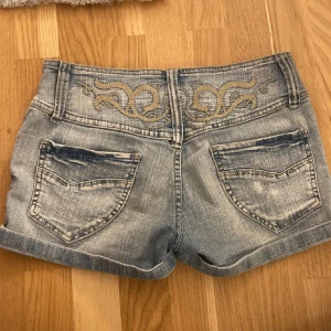 Söta shorts 😻 - Söta midwaist shorts med coolt broderi på fram och baksidan! Köpta här på Plick. Inga defekter, använd gärna köp nu!💕