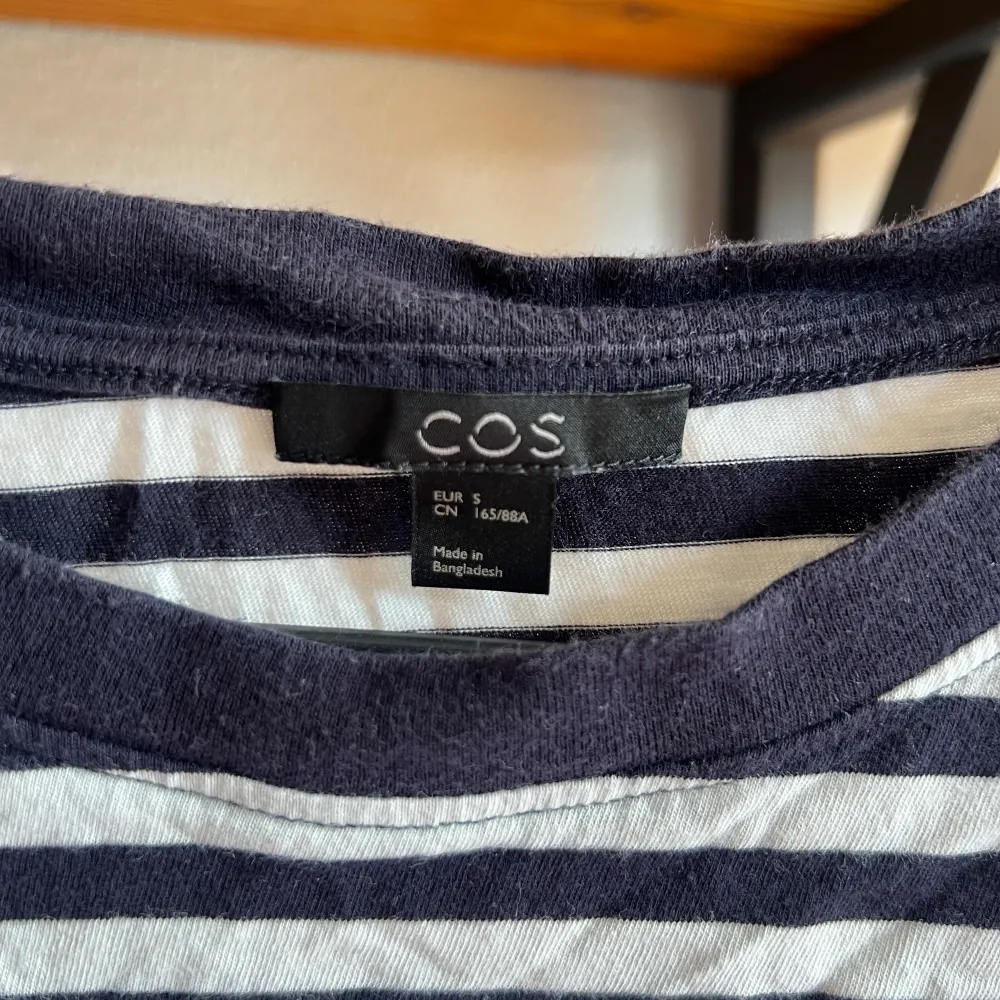 Mörkblå och vit randig långärmad tröja från COS i storlek S, använd Max 4 gånger och behöver nytt hem🫶🏼 100% cotton och tål maskintvätt! Kan mötas upp i Malmö området för upphämtning🫶🏼 . Skjortor.