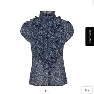 Saint Tropez blus - Nyskick. Använd en gång. Tunn fin blus med krås framtill. Nypris 499kr.