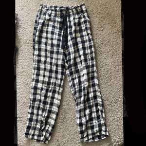 Pyjamasbyxor från H&M i storlek XS som är försmå för mig