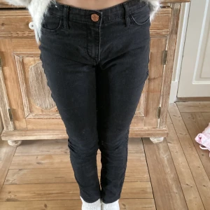 Svarta Skinny fit & denim jeans  - Super snygga skinny jeans från SKINNY FIT & DENIM⚡️ Säjer för att de lite för små🥴Pris kan diskuteras🫶🏼