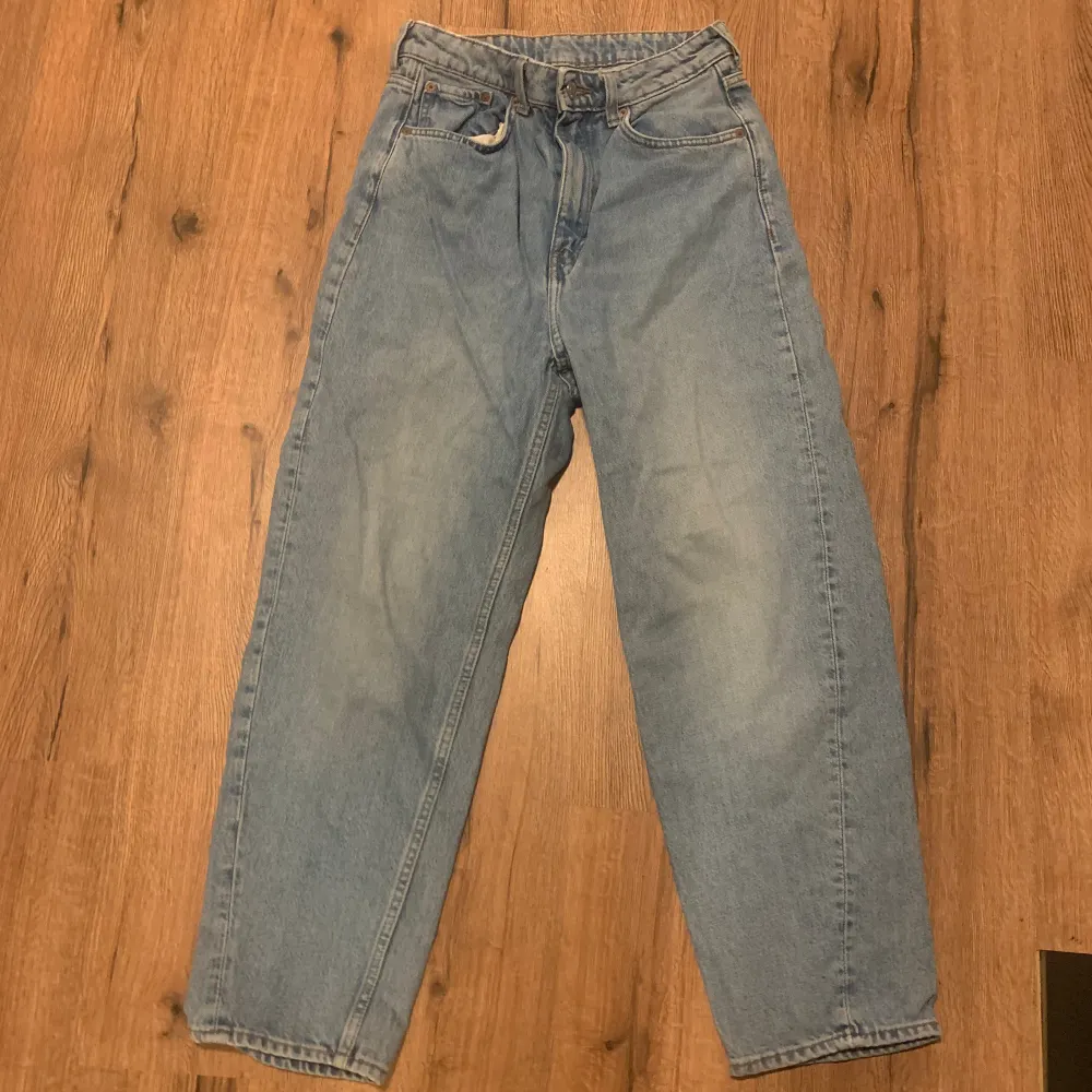 Säljer dessa fina weekday jeans. Jättebra skick!. Jeans & Byxor.