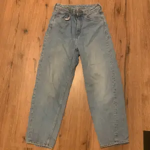 Säljer dessa fina weekday jeans. Jättebra skick!
