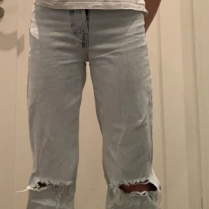 Skitsnygga ljusblåa jeans - Jättebra skick, inga defekter.  Midjemått: ca 60cm runt hela midjan. Innerben: ca 83cm.  Skriv om ni har fler frågor☺️ Övrigt: knappar som gylf. 