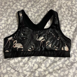 Sport topp - Sport topp från stronger. Köparen står för frakten!🥰