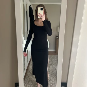 Klänning - Superfin klänning med slits på båda sidorna, passar perfekt till fest och vardag, 