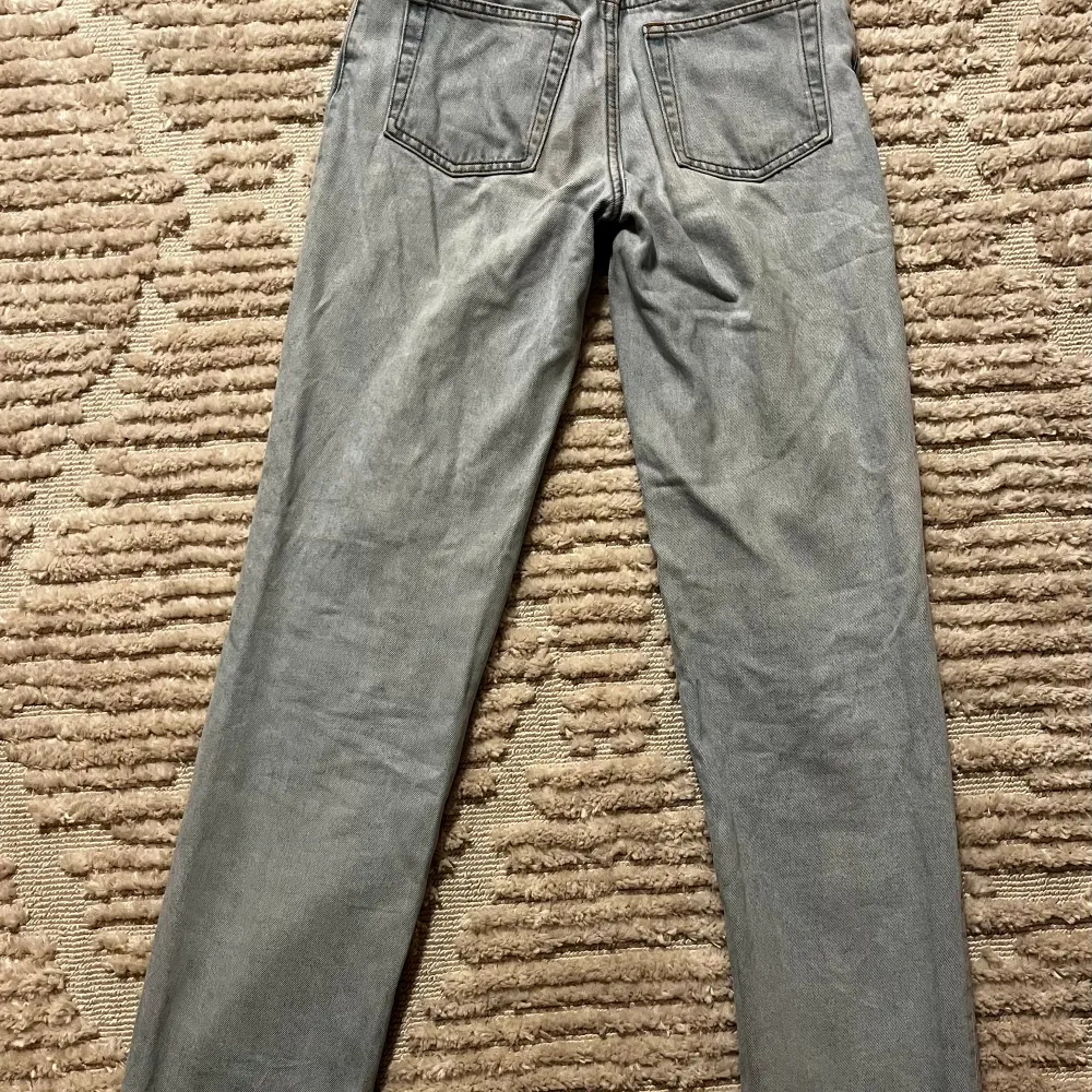 Super fina jeans från monki stl 25. Låg midja raka ben med ”sprättade” sömmar.. Jeans & Byxor.