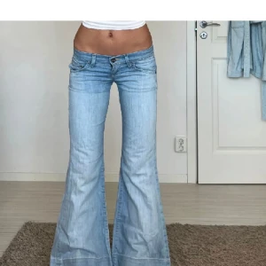 Lågmidjade jeans - Sååå himla snygga och trendiga jeans från LEE. Passar så himla fint nu till sommaren med den ljusa färgen. Helt i nyskick, aldrig använda endast testade. Säljer på grund utav att jag har ett par liknande🫶 PS är öppen för pris sänkning!