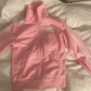 adidas zip  - jättefin rosa adidaströja som ej iommer till användning! fint skick men snå deefeekkter.!💋❤️