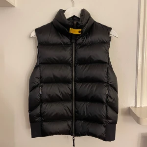 Parajumpers väst - Helt ny parajumpers väst från johnells i storlek M, aldrig använd Kvitto finns och etiketten sitter kvar, modell sheen  Nypris 4499kr Säljs pga förliten storlek, skriv vid intresse mm Pris kan diskuteras!